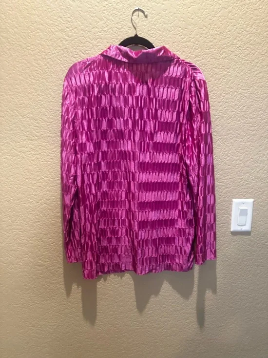 Button-Down Textured Shirt in Fuchsia Pink - Picture 4 of 4